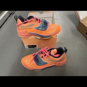 Nike for big kids size 7 Y color orange